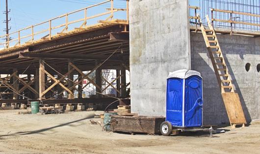 this group of ready-to-use porta potties keeps construction site workers clean and productive